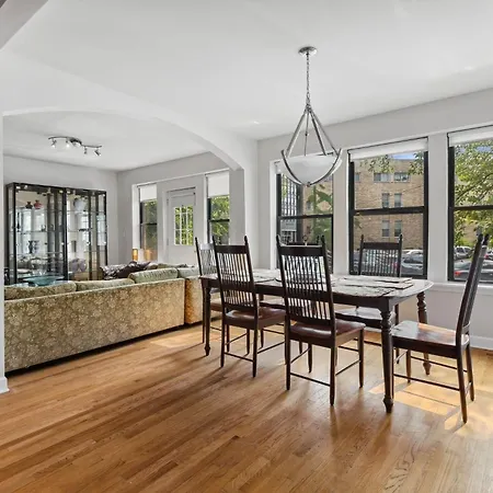 Wrigleyville Home Away From Home! 5 Mins From Downtown! Steps From Lake!! Cozy!